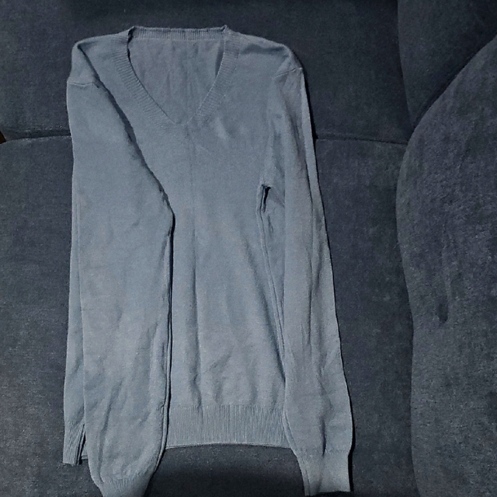 Pretty V-Neck Sweater in Blue Size M/L Has'nt Been Worn